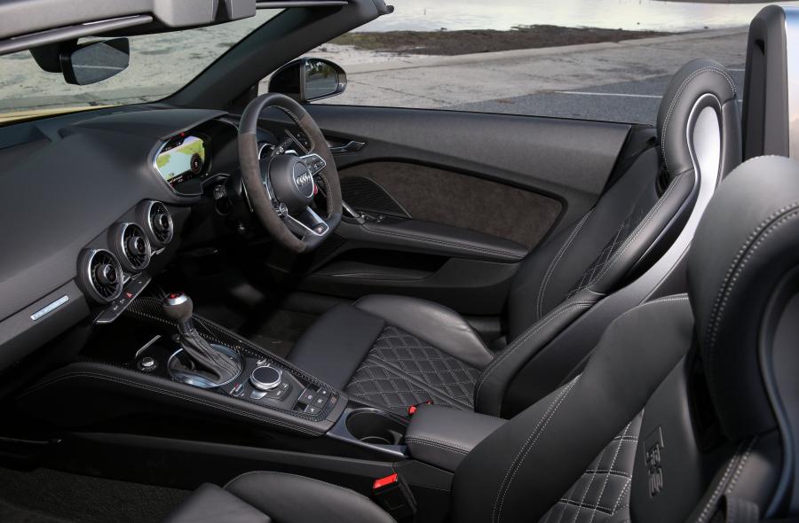 Интерьер Audi TT RS Roadster (8S) 2017 года  (AU) (фото 36 из 40)